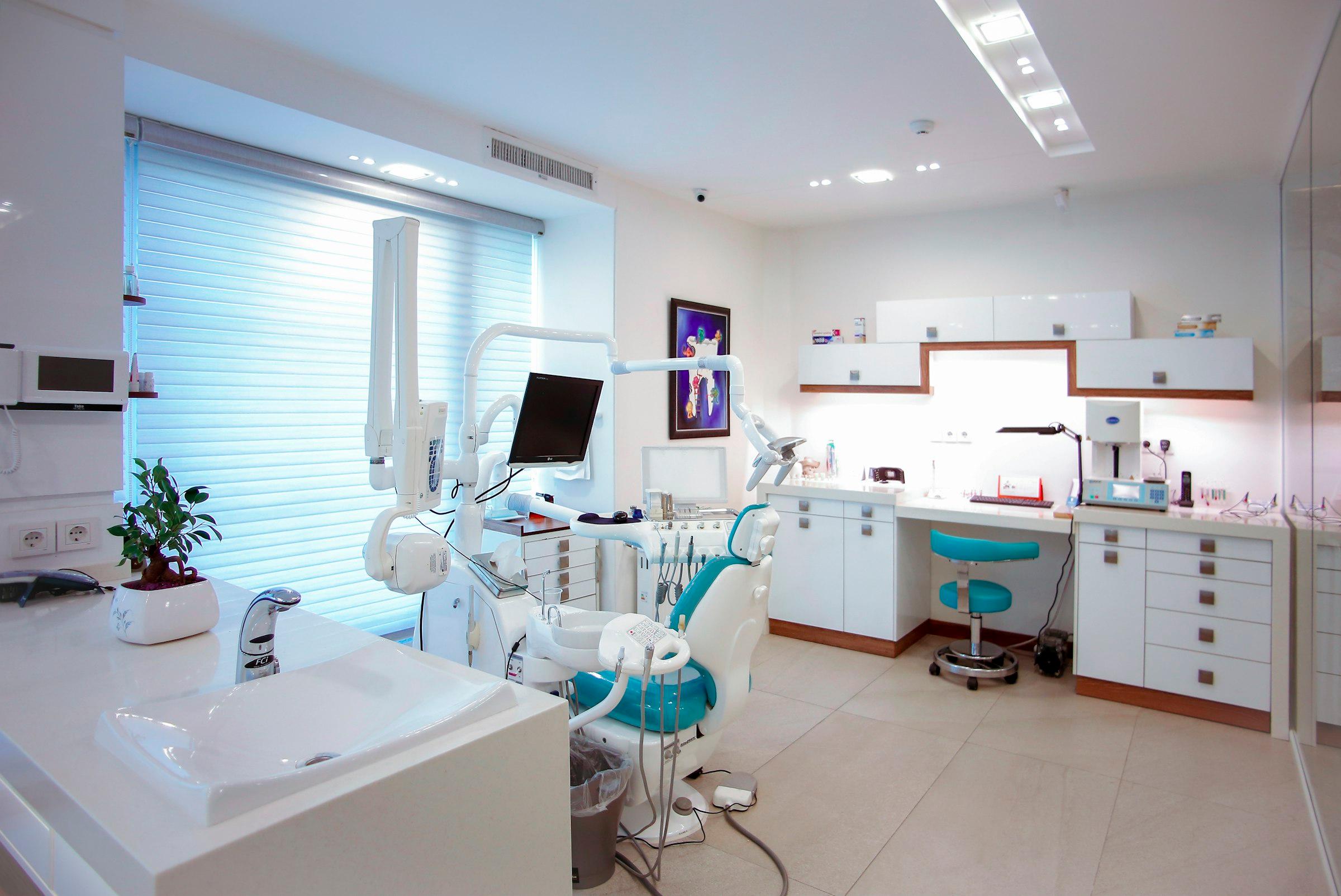 Quiet dental treatment room with an open chair